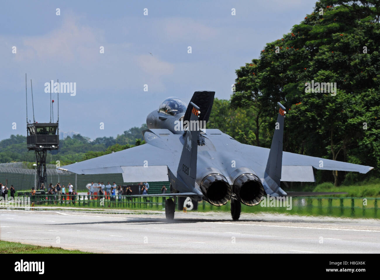 Singapore. 12th Nov, 2016. An F-15SG fighter plane of the Republic of Singapore Air Force (RSAF) lands during a rehearsal of exercise Torrent on Singapore's Lim Chu Kang road, Nov. 12, 2016. The Republic of Singapore Air Force (RSAF) Sunday conducted exercise Torrent, in which a public road was converted into a runway for aircraft take-off and landing. The alternate runway exercise, which was last conducted in 2008 and now is in its seventh edition, aims to increase RSAF's aircraft take-off and landing capability. © Then Chih Wey/Xinhua/Alamy Live News Stock Photo