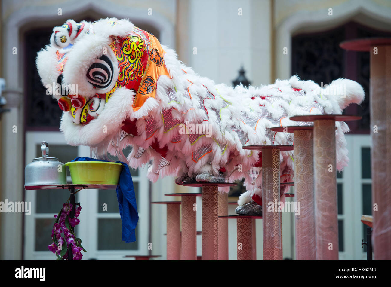 Macao, China. 13th Nov, 2016. Contestants compete during the MGM Lion Dance Championship - Macao International Invitational 2016 in Macao, south China, Nov. 13, 2016. The event was co-hosted by MGM and the Wushu General Association of Macao. © Cheong Kam Ka/Xinhua/Alamy Live News Stock Photo