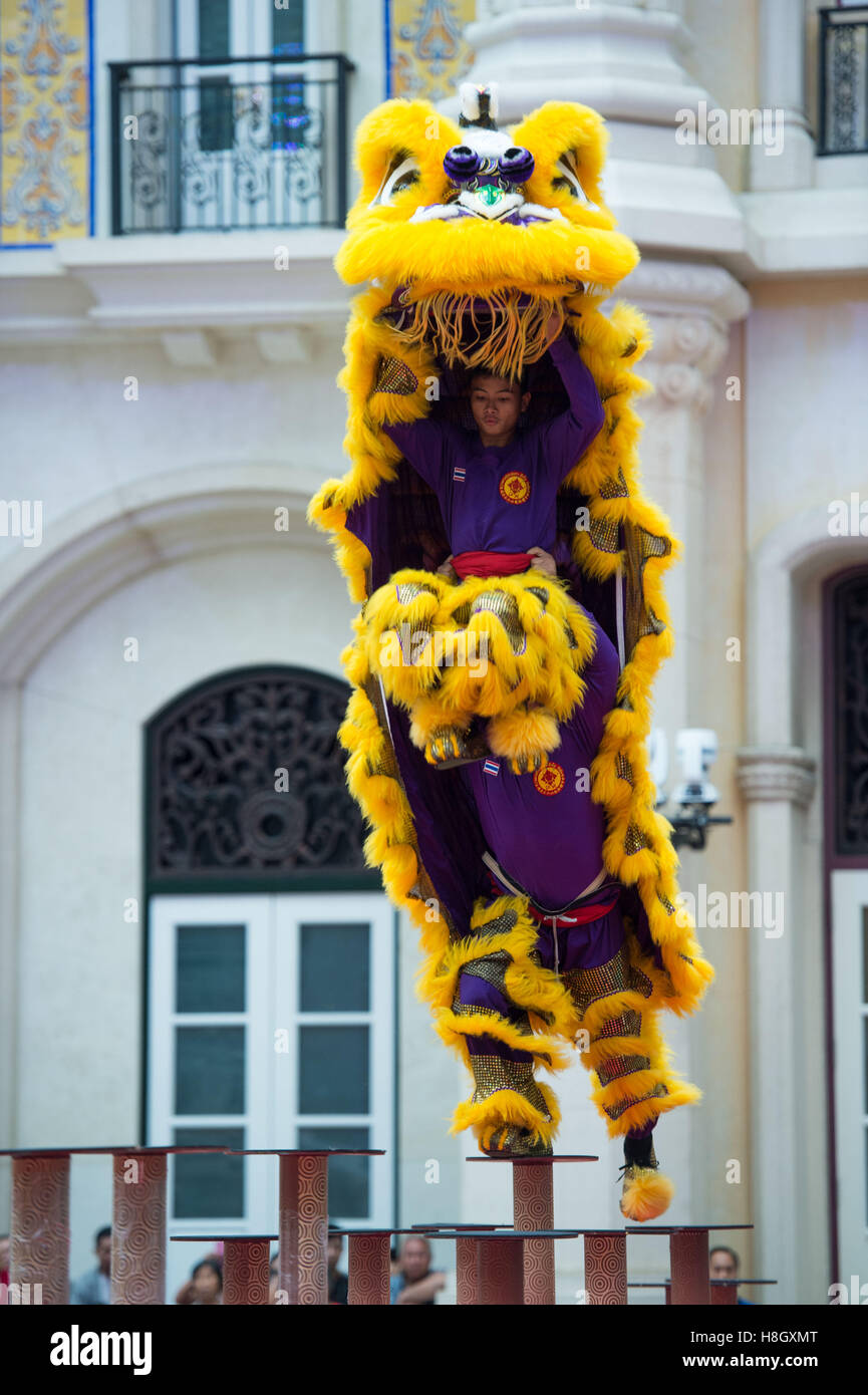 Macao, China. 13th Nov, 2016. Contestants compete during the MGM Lion Dance Championship - Macao International Invitational 2016 in Macao, south China, Nov. 13, 2016. The event was co-hosted by MGM and the Wushu General Association of Macao. © Cheong Kam Ka/Xinhua/Alamy Live News Stock Photo