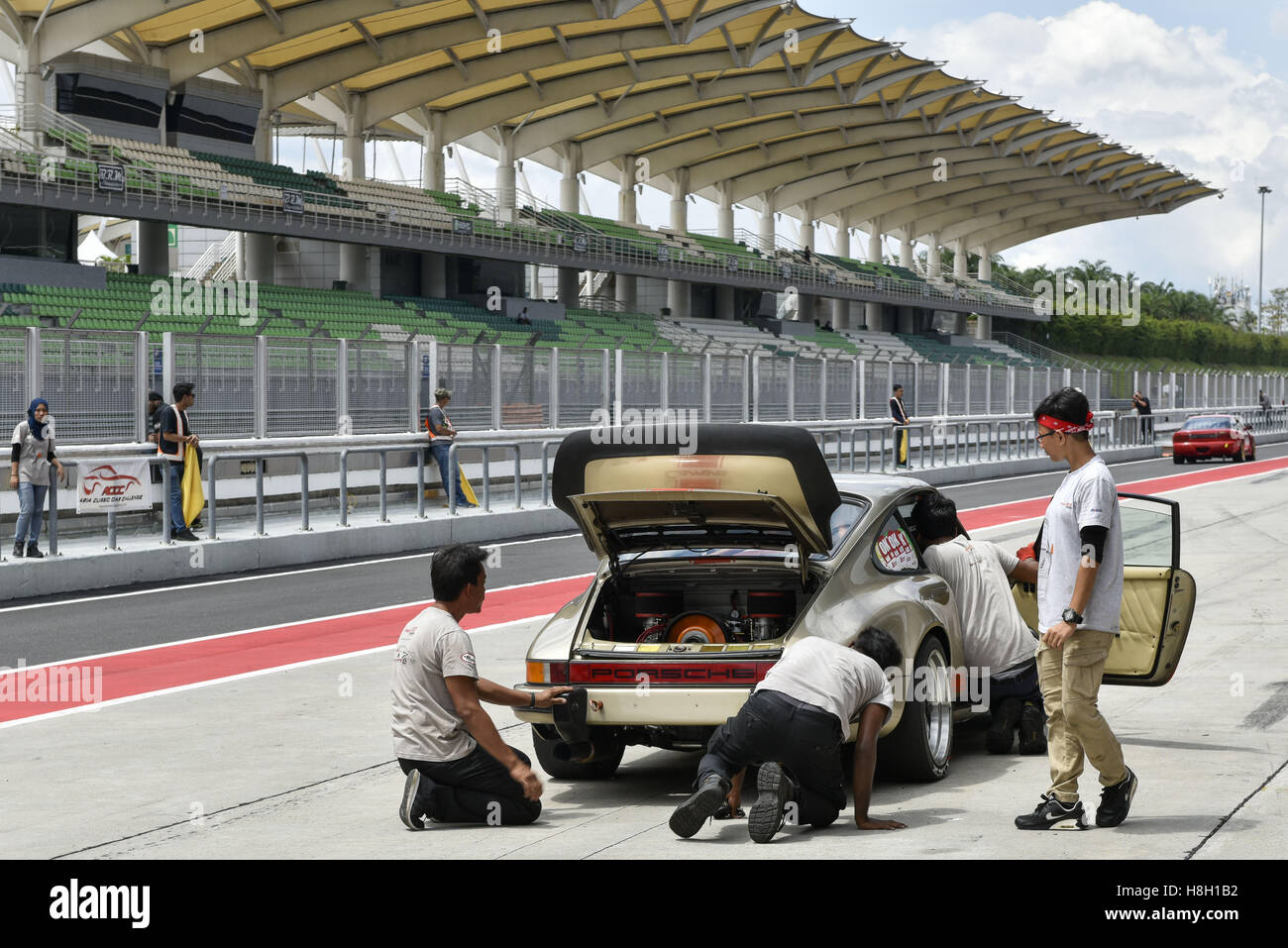 Kuala Lumpur, MALAYSIA. 12th Nov, 2016. Team Peter Cardosa car crew members check the Porsche 911 Carrera on the paddock before the Asia Classic Car Challenge on November 12, 2016 at Sepang International Circuit in Kuala Lumpur, Malaysia. © Chris Jung/ZUMA Wire/Alamy Live News Stock Photo