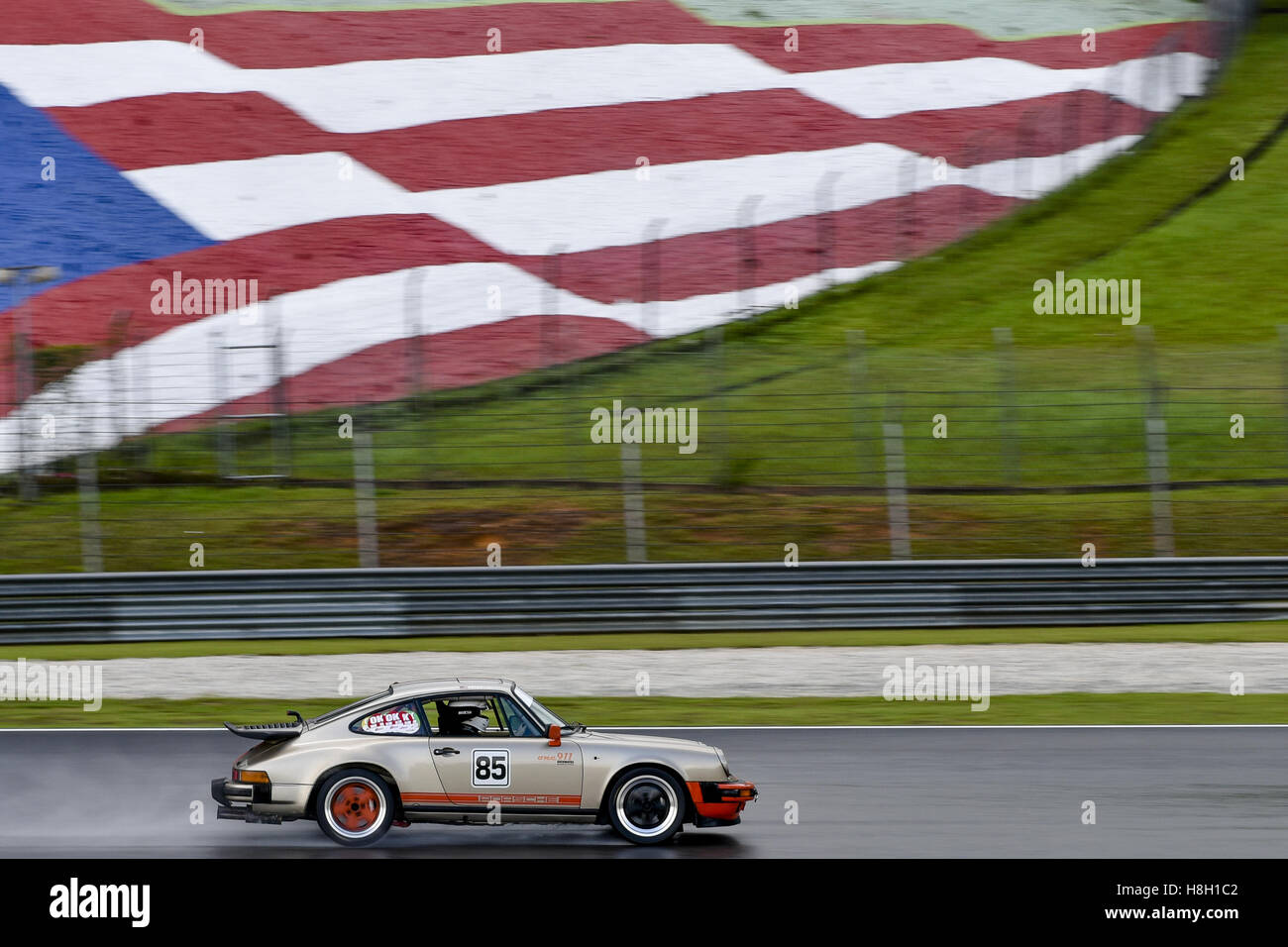 Kuala Lumpur, MALAYSIA. 12th Nov, 2016. Peter Cardosa driving the (85) Porsche 911 Carrera on track during the Asia Classic Car Challenge at Sepang Circuit on November 12, 2016 in Kuala Lumpur, Malaysia. © Chris Jung/ZUMA Wire/Alamy Live News Stock Photo