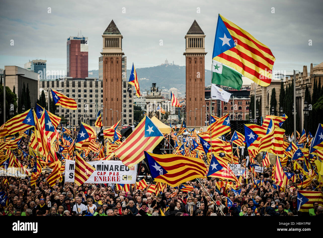 Barcelona, Spain. 13 November, 2016:  Tens of thousands of pro-independence Catalans wave their flags as they gather at Barcelona's Montjuic Fountains to protest legal persecution of Catalan pro-secession politicians and Catalonia’s independence aspirations Credit:  matthi/Alamy Live News Stock Photo
