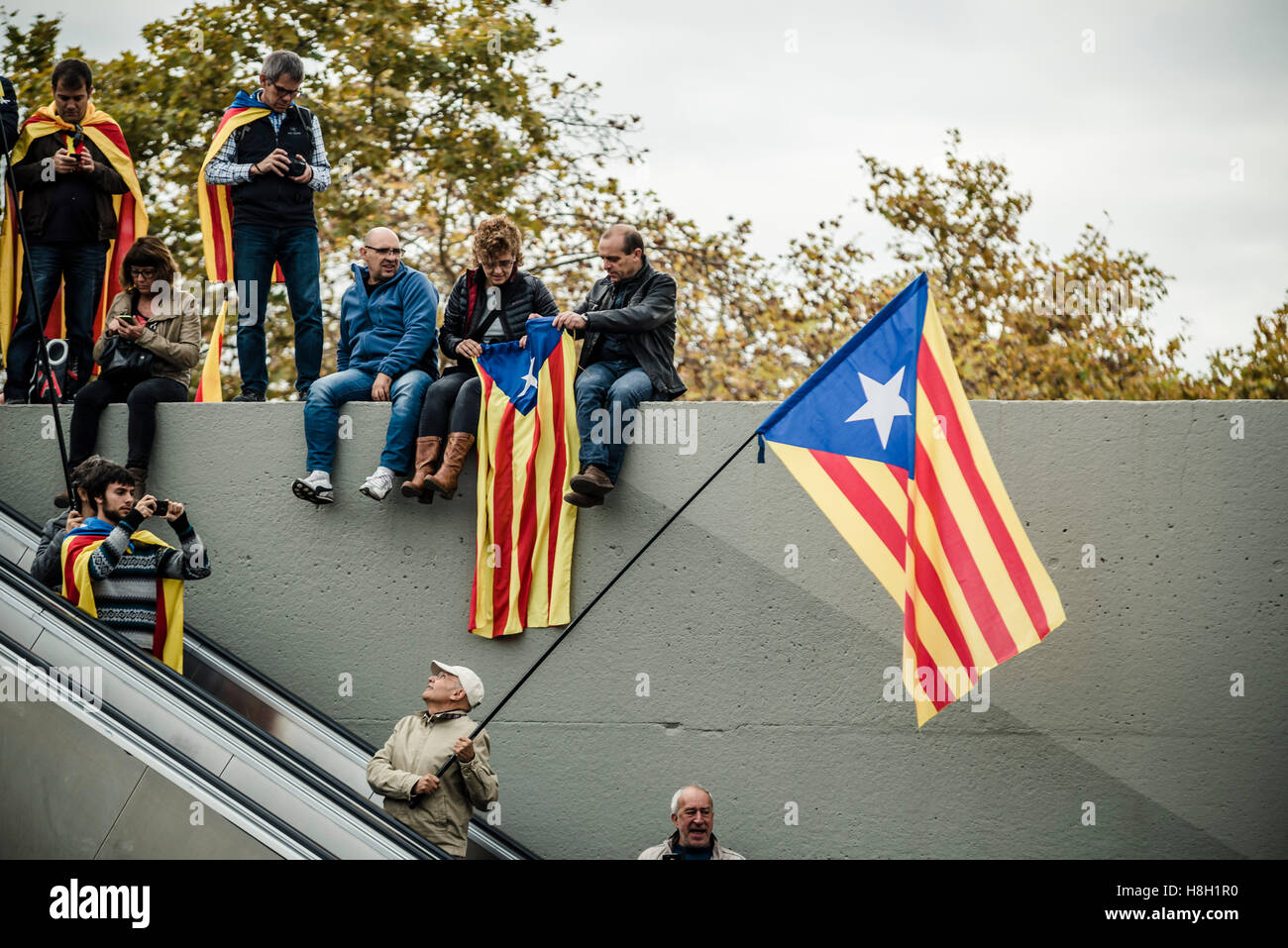 Barcelona, Spain. 13 November, 2016:  Demonstrators arrive with their falgs to protest with tens of thousands of pro-independence Catalans at Barcelona's Montjuic Fountains the legal persecution of Catalan pro-secession politicians and Catalonia Credit:  matthi/Alamy Live News Stock Photo