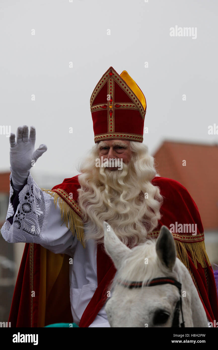 boksen manager capsule Haarlem, Netherlands. 13th Nov, 2016. Sinterklaas (St Nicholas) arrives in  Haarlem, the Netherlands. The annual event sees a person portraying St  Nicholas arrive by boat accompanied by Zwarte Piet (Black Piet). Credit: