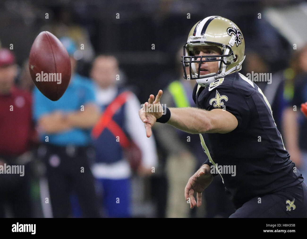 New Orleans, LOUISIANA, USA. 13th Nov, 2016. New Orleans Saints quarterback Drew Brees passes the ball against the Denver Broncos in a game at the Mercedes-Benz Superdome in New Orleans, Louisiana on November 13, 2016 © Dan Anderson/ZUMA Wire/Alamy Live News Stock Photo