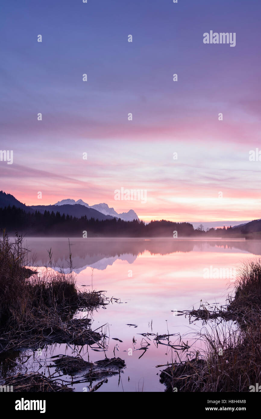 Krün: lake Geroldsee (Wagenbrüchsee), alpine pasture alp, barn, mountain Wetterstein, mist, bog, Oberbayern, Upper Bavaria, Baye Stock Photo