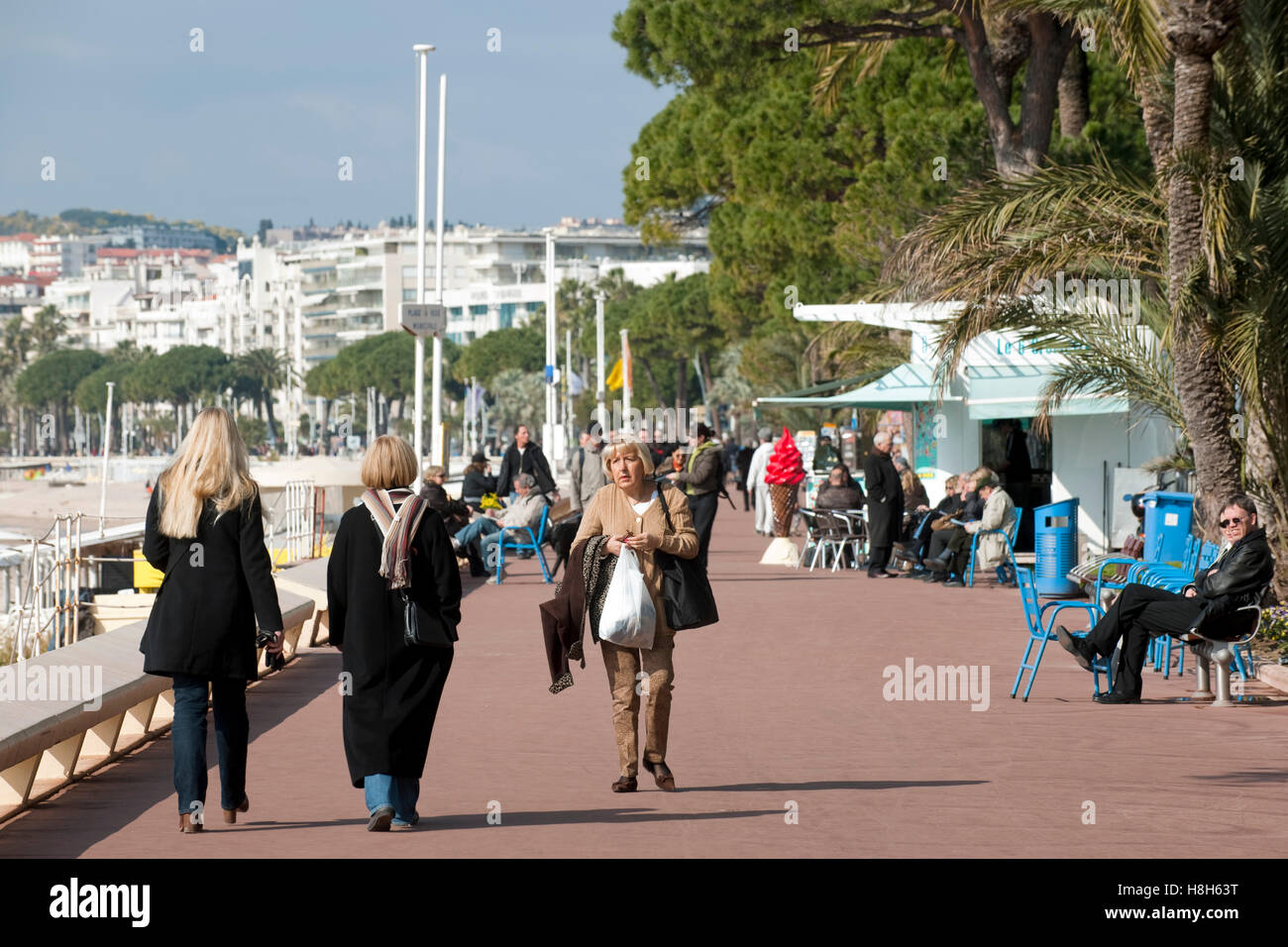 Frankreich, Cote d Azur, Cannes, Boulevard de la Croisette, elegante Flanierpromenade Stock Photo