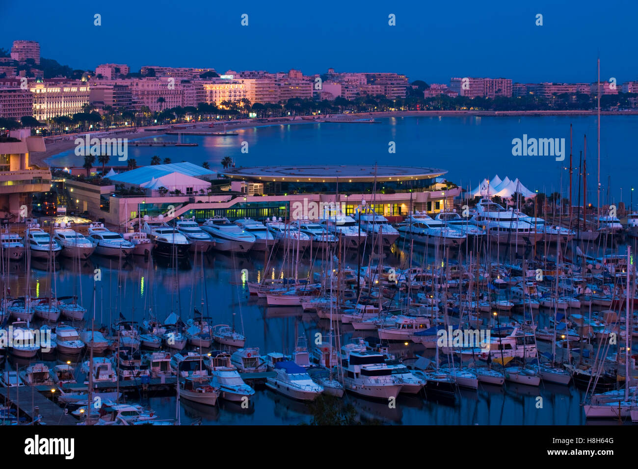 Frankreich, Cote d Azur, Cannes, Blick über den alten Hafen, das Palais ...