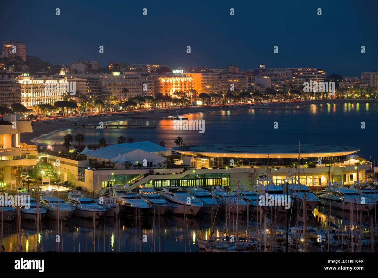 France, Cote d Azur, Cannes, Blick über den alten Hafen, das Palais des