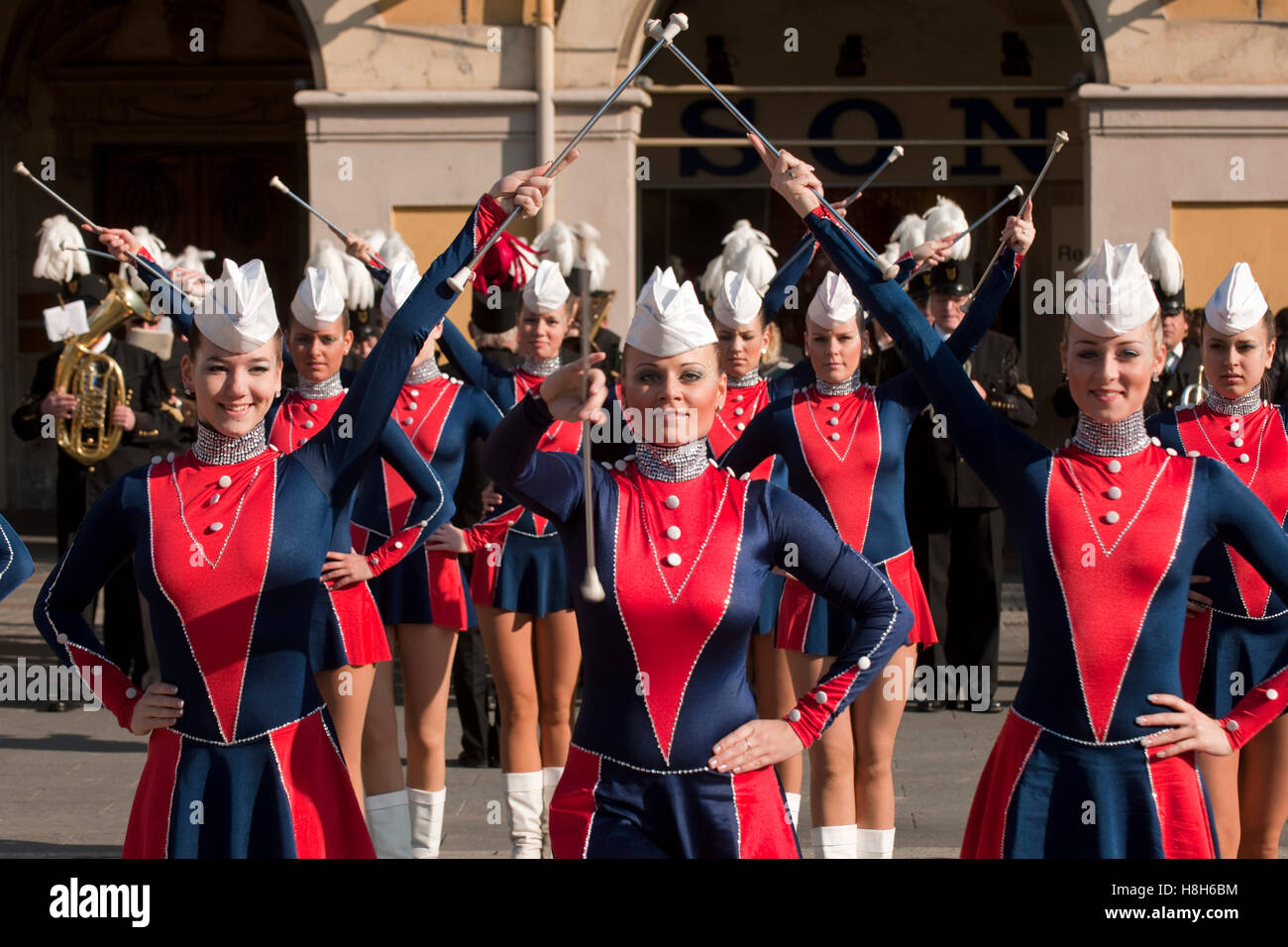 Frankreich, Cote d Azur, Nizza, Karneval, Tänzerinnen an der Place Garibaldi Stock Photo