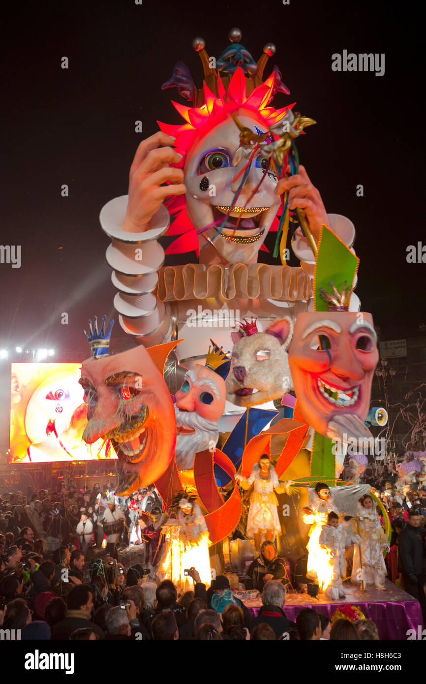 Frankreich, Cote d Azur, Nizza, Karneval, Festumzug am Abend mit riesigen beweglichen Figuren Stock Photo