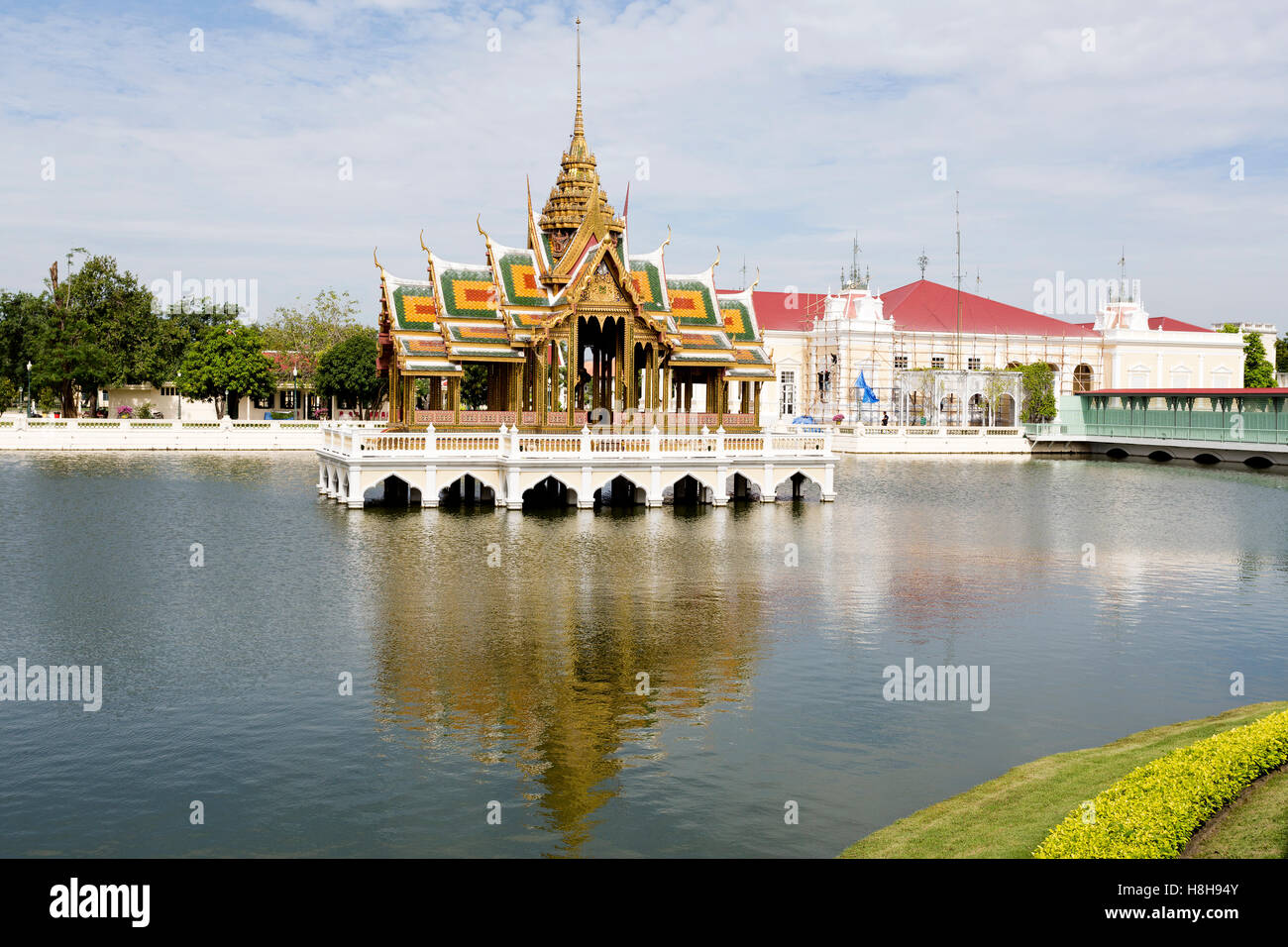 View of the Phra Thinang Aisawan Thiphya-art, a pavilion with four porches and a spired roof, at the Bang Pa-in Palace compound, Stock Photo