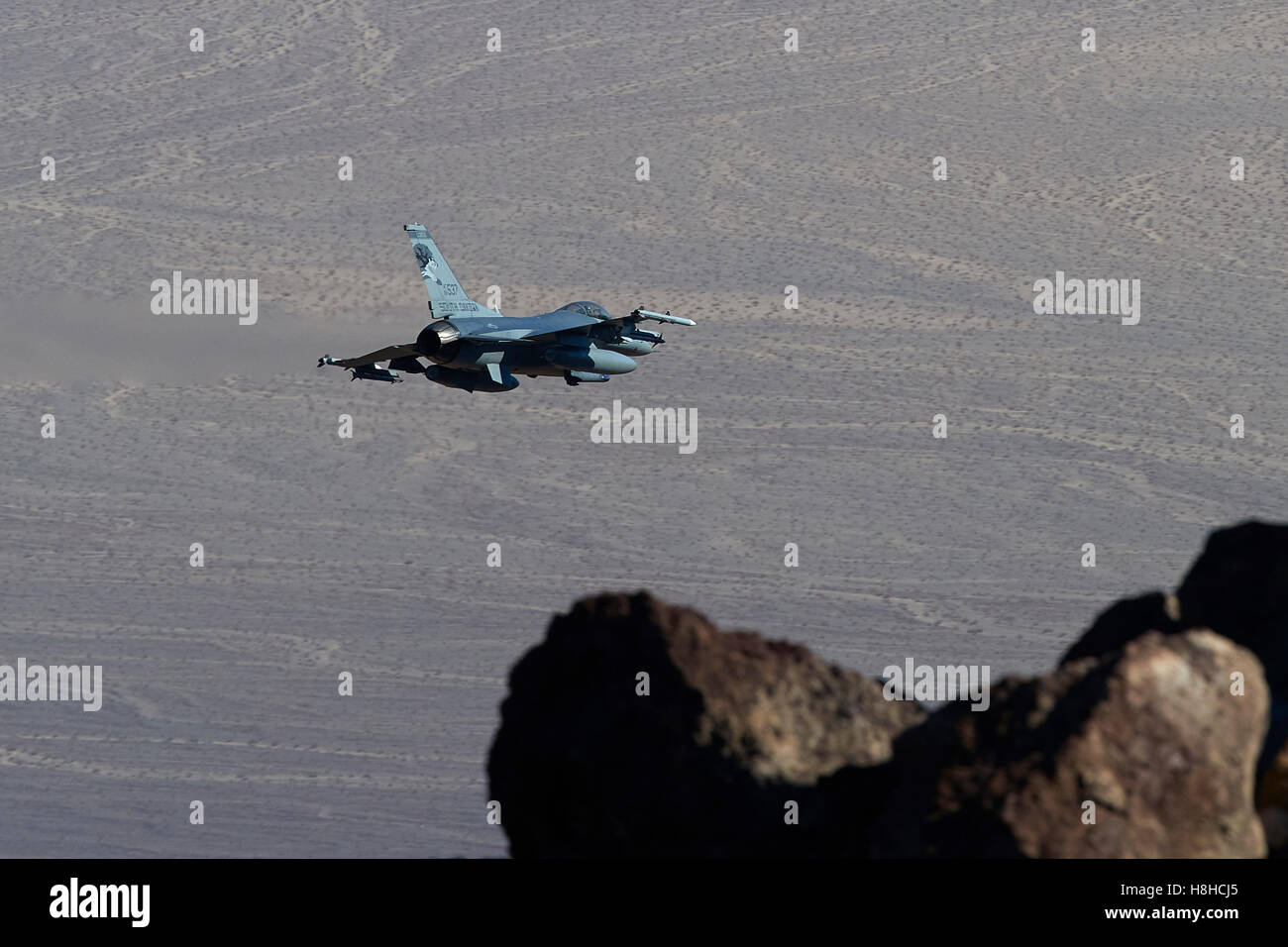 Rear view f 16 jet fighter hi-res stock photography and images - Alamy