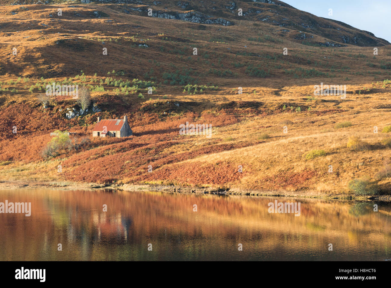 Abandoned cottage on the banks of Loch Bad an Sgalaig, Torridon, Wester Ross, Scotland. Stock Photo