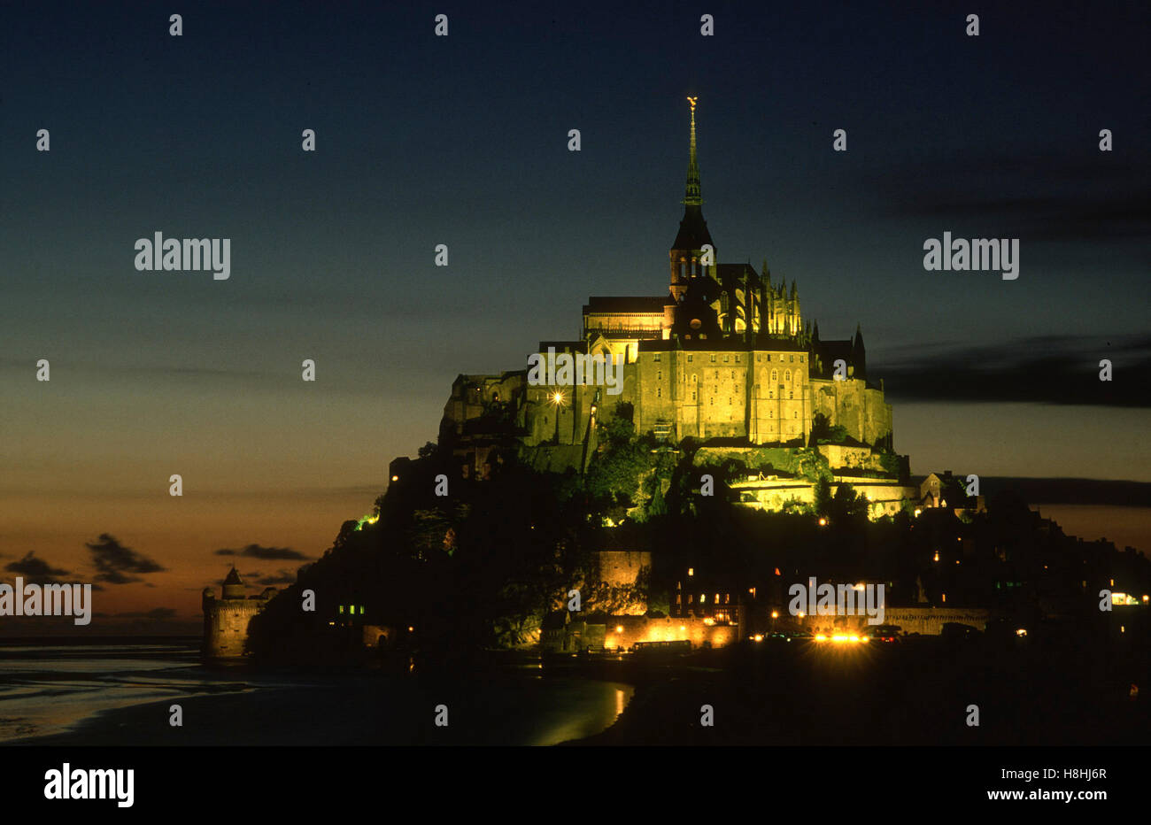 LE MONT ST MICHEL Monastery on th peninsula in the Atlantic in the evening light Stock Photo