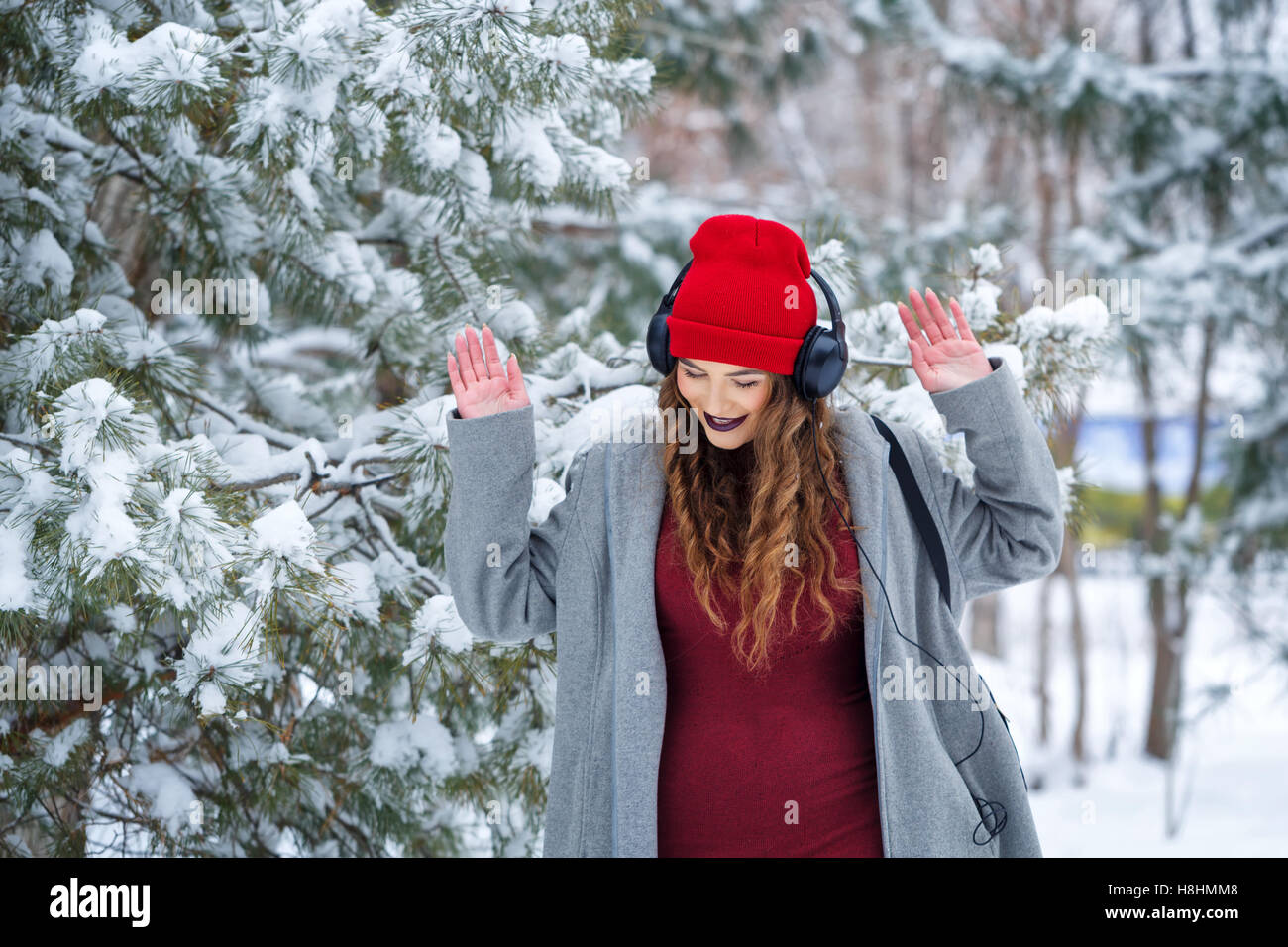слушать песню зима дома. зимние песни. настя зима. девушка музыка зима. по тропинке снежком текст.