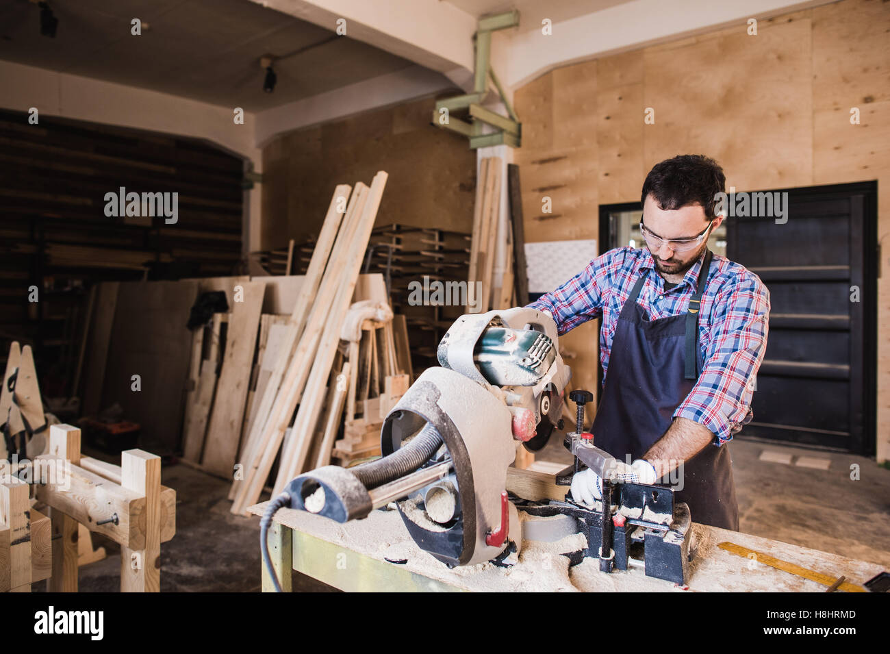 Man Using Saw Man using buzz saw hi-res stock photography and images - Alamy