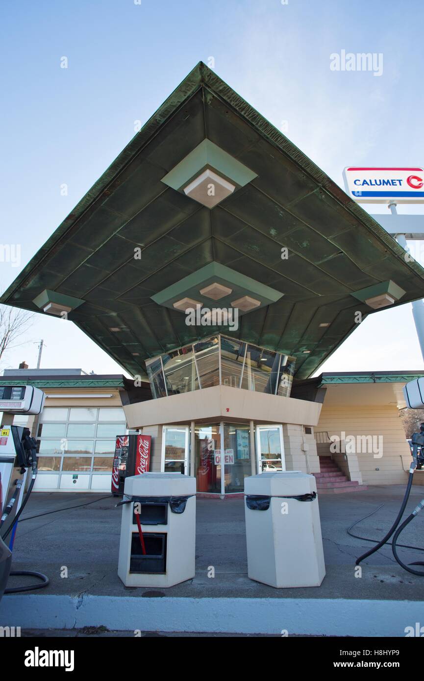 The R. W. Lindholm Service Station, a gas station designed by Frank