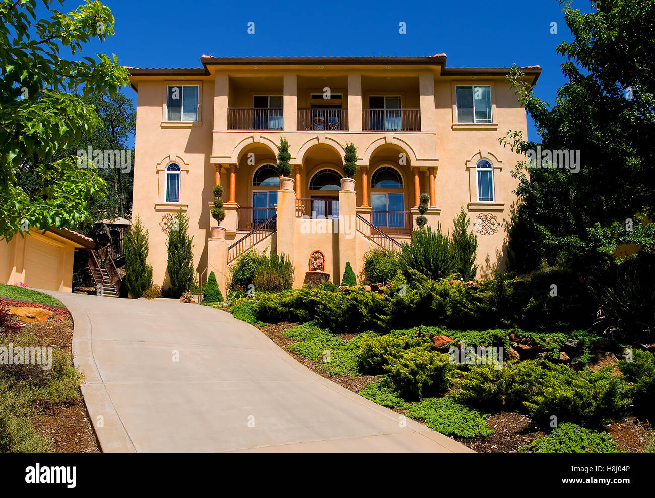 Modern big house Stock Photo - Alamy