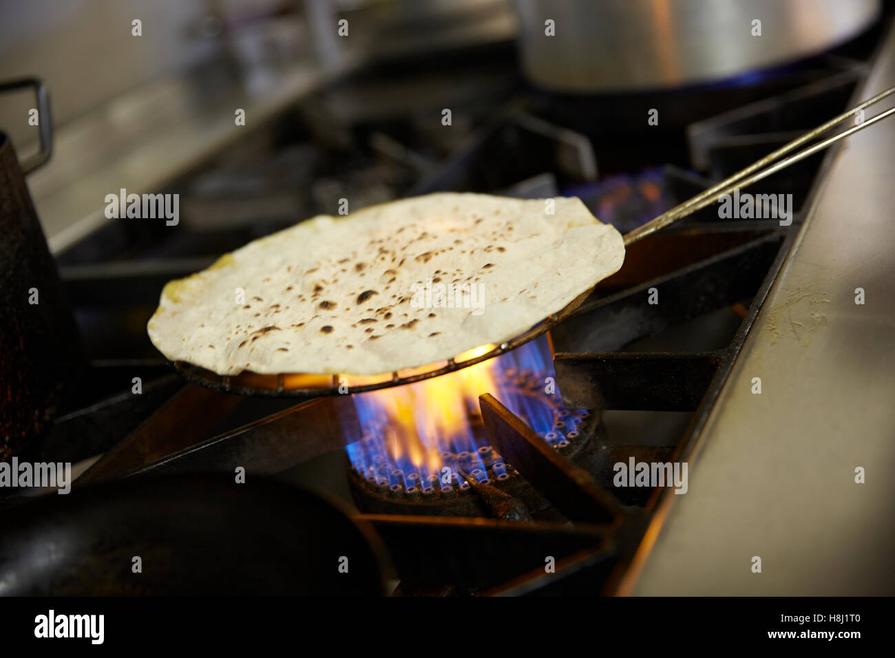 INDIAN RESTAURANT FOOD PREPARATION POPADOM Stock Photo