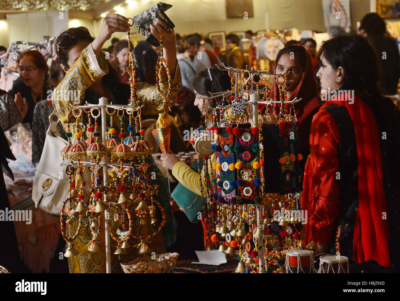Lahore, Pakistan. 12th Nov, 2016. Pakistani visitors taking interest on