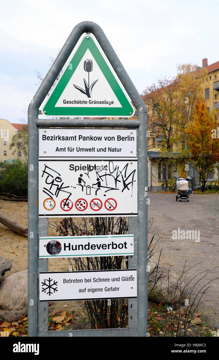 Childrens' playground sign Bezirksamt Pankow Spielplatz Hundeverbot  in autumn Prenzlauer Berg in Berlin, Germany  KATHY DEWITT Stock Photo