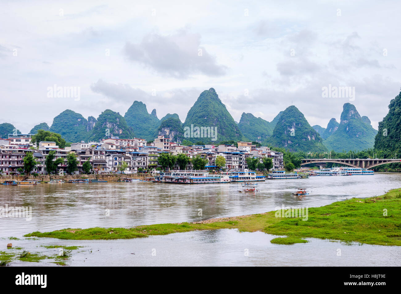 Tower karst landscape river li hi-res stock photography and images - Alamy