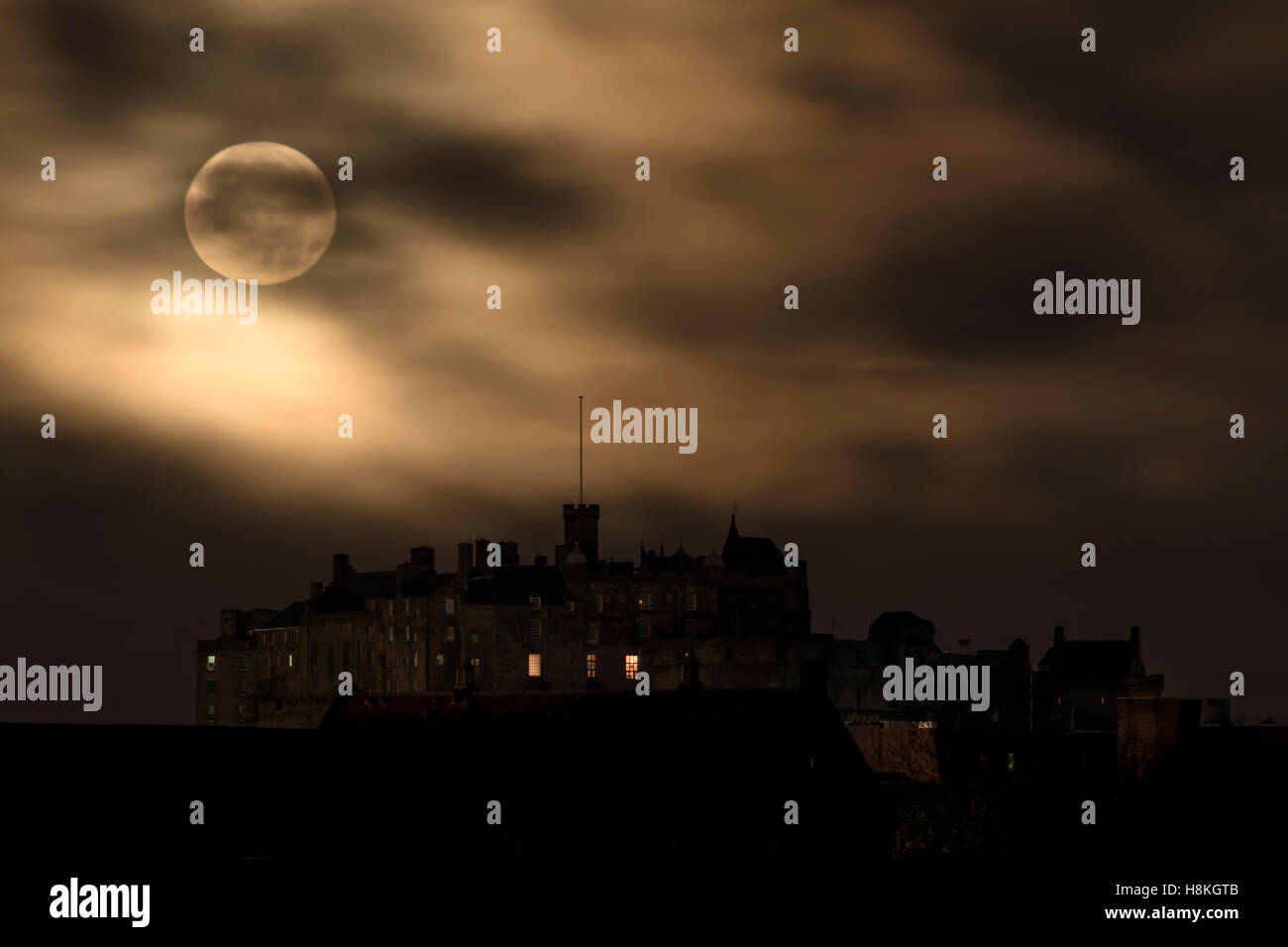 Edinburgh, Scotland, UK. 14th Nov, 2016. Supermoon the full moon sets