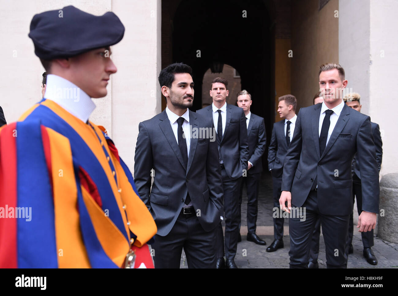 Vatican. 14th Nov, 2016. Ilkay GUENDOGAN, DFB 21 Marc-Andre TER STEGEN, TW DFB 22 Mario GOMEZ, DFB 23 Joshua KIMMICH, DFB 18 German Soccer National Team visits Pope Francis in a private audience in the Vatican City at November 14, 2016 Credit:  Peter Schatz/Alamy Live News Stock Photo