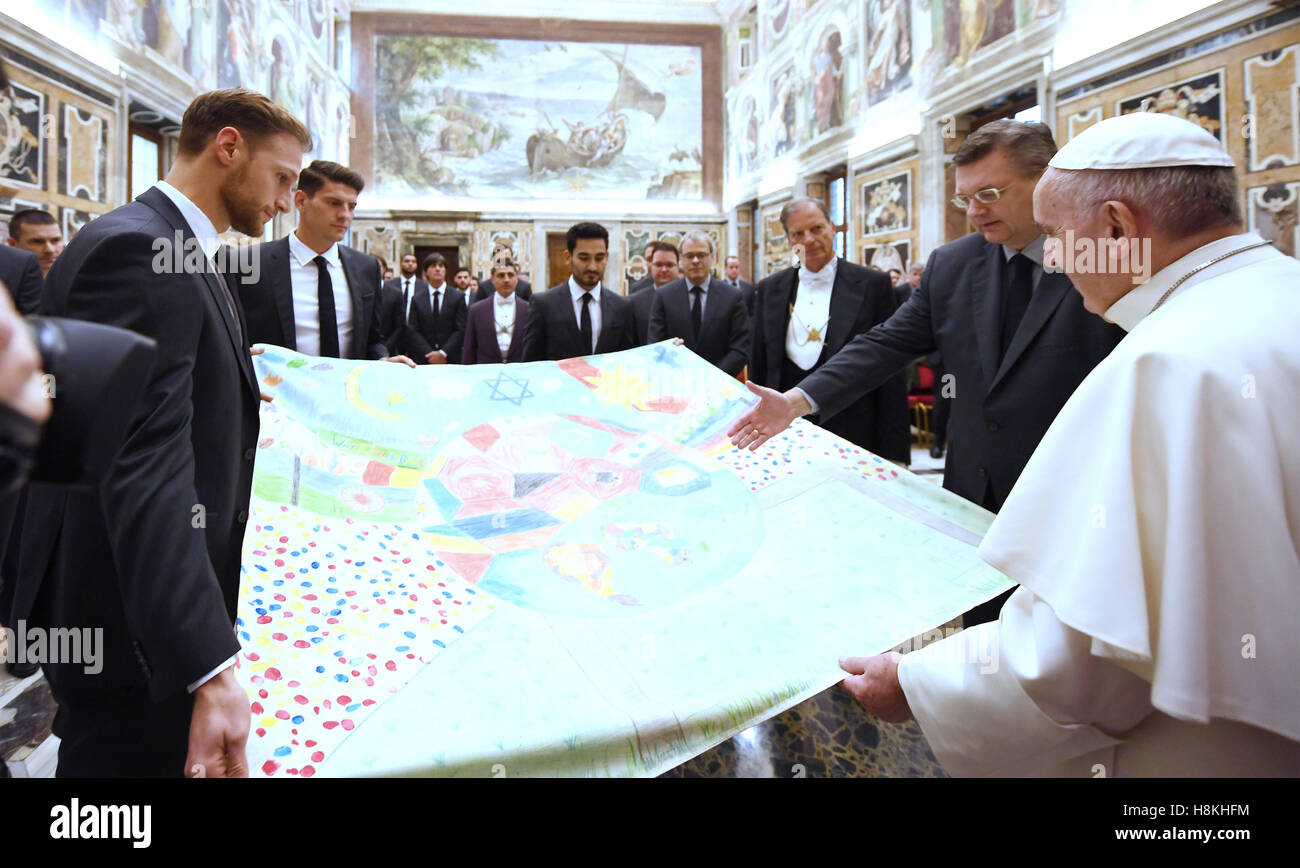 Vatican. 14th Nov, 2016. Reinhard GRINDEL, DFB Praesident Benedikt HOEWEDES, DFB 4 Mario GOMEZ, DFB 23 Ilkay GUENDOGAN, DFB 21 German Soccer National Team visits Pope Francis in a private audience in the Vatican City at November 14, 2016 Credit:  Peter Schatz/Alamy Live News Stock Photo