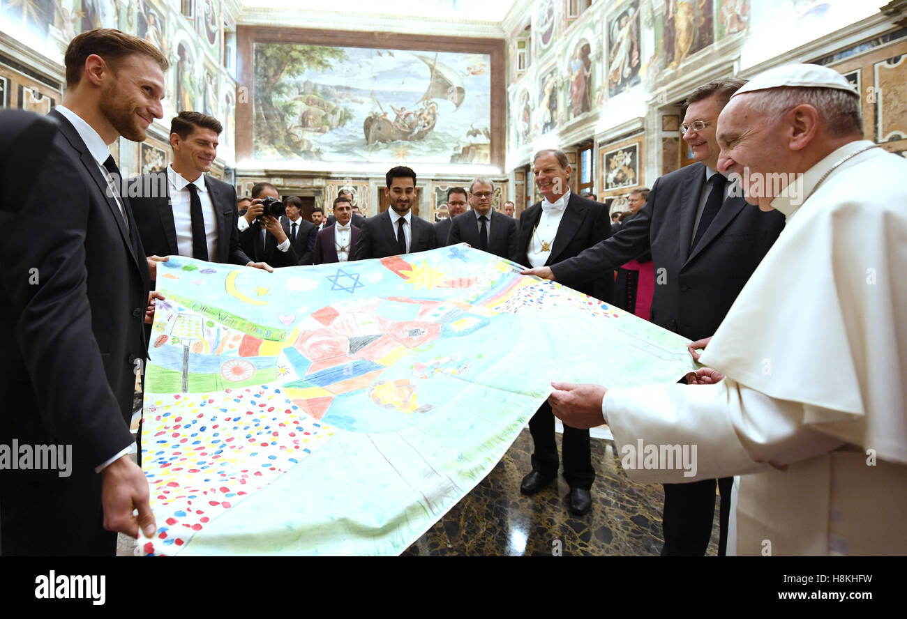 Vatican. 14th Nov, 2016. Reinhard GRINDEL, DFB Praesident Benedikt HOEWEDES, DFB 4 Mario GOMEZ, DFB 23 Ilkay GUENDOGAN, DFB 21 German Soccer National Team visits Pope Francis in a private audience in the Vatican City at November 14, 2016 Credit:  Peter Schatz/Alamy Live News Stock Photo
