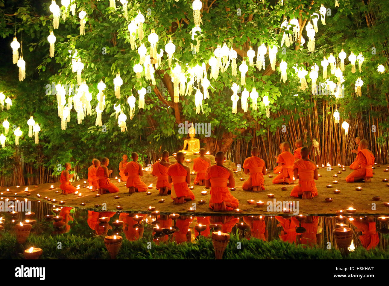 Chiang Mai, Thailand. 14th November 2016. Monks celebrate the Loy Krathong festival at Wat Phan Tao Temple, Chiang Mai, Thailand with candles and sky lanterns in a sombre and moving ceremony which reflects the mourning for King Bhumibol. All the Loy Krathong festivities were reduced in Chiang Mai and across Thailand as a mark for respect, focusing more on the religious aspects of the festival. Credit: Paul Brown/Alamy Live News Stock Photo