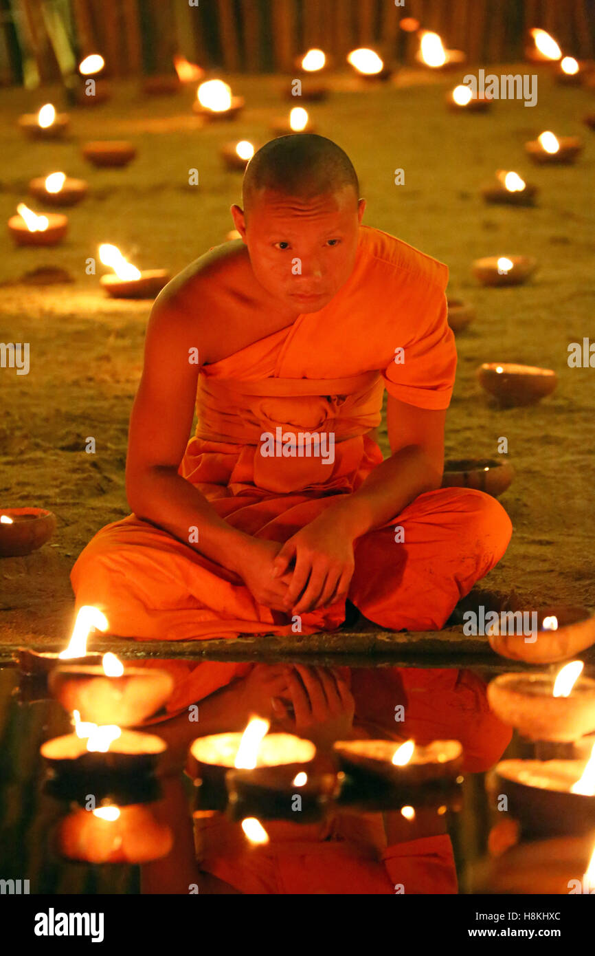 Chiang Mai, Thailand. 14th November 2016. Monks celebrate the Loy Krathong festival at Wat Phan Tao Temple, Chiang Mai, Thailand with candles and sky lanterns in a sombre and moving ceremony which reflects the mourning for King Bhumibol. All the Loy Krathong festivities were reduced in Chiang Mai and across Thailand as a mark for respect, focusing more on the religious aspects of the festival. Credit: Paul Brown/Alamy Live News Stock Photo