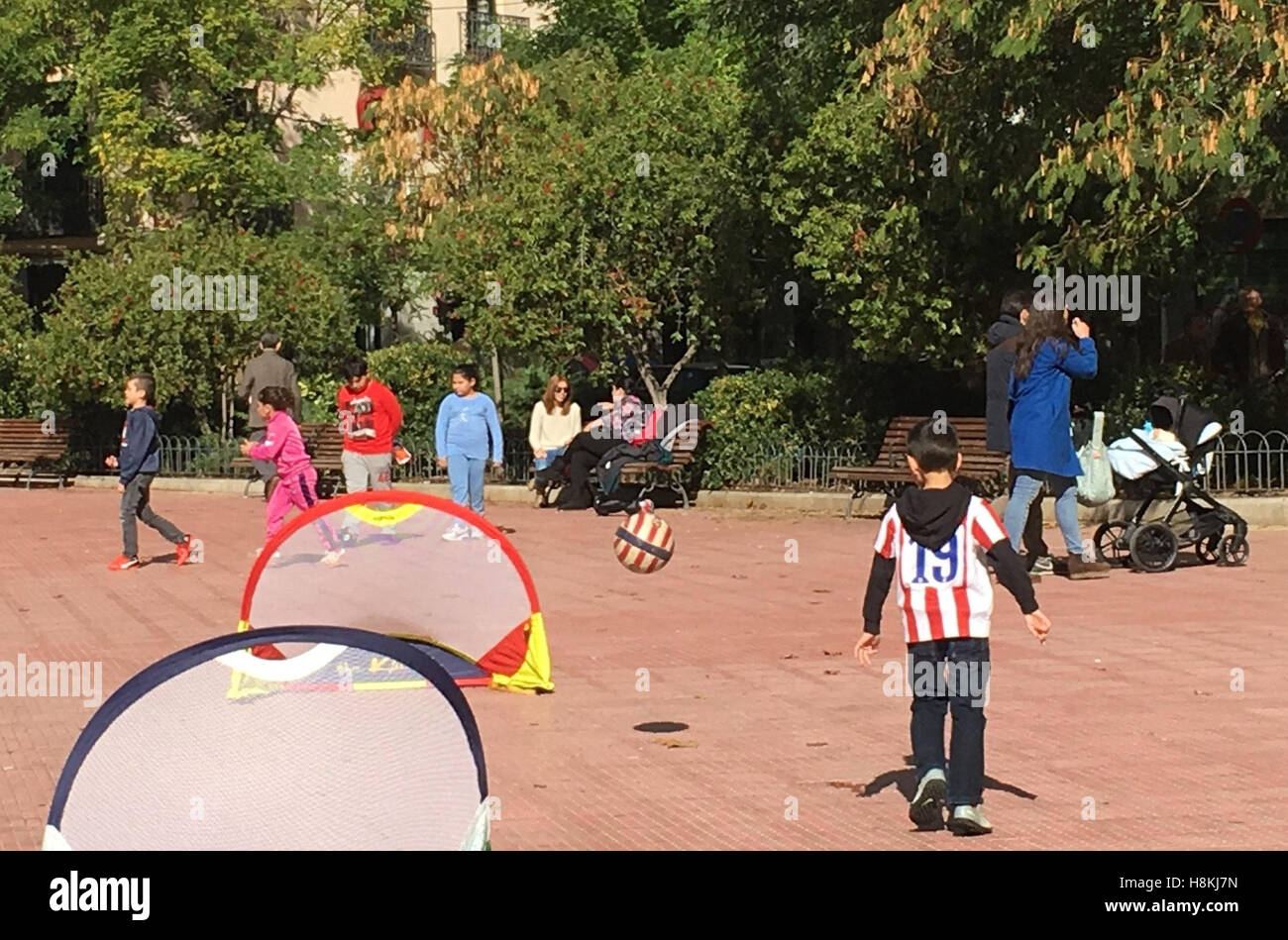 Madrid, Spain. 6th Nov, 2016. Children playing on the Olavide square in Madrid, Spain, 6 November 2016. After an appeal by the Association of Families with Children in Public Schools (CEAPA), which represents more than 12,000 parental unions in Spain, students are said not to do their homework at all weekends in November. PHOTO: EMILIO RAPPOLD/dpa/Alamy Live News Stock Photo