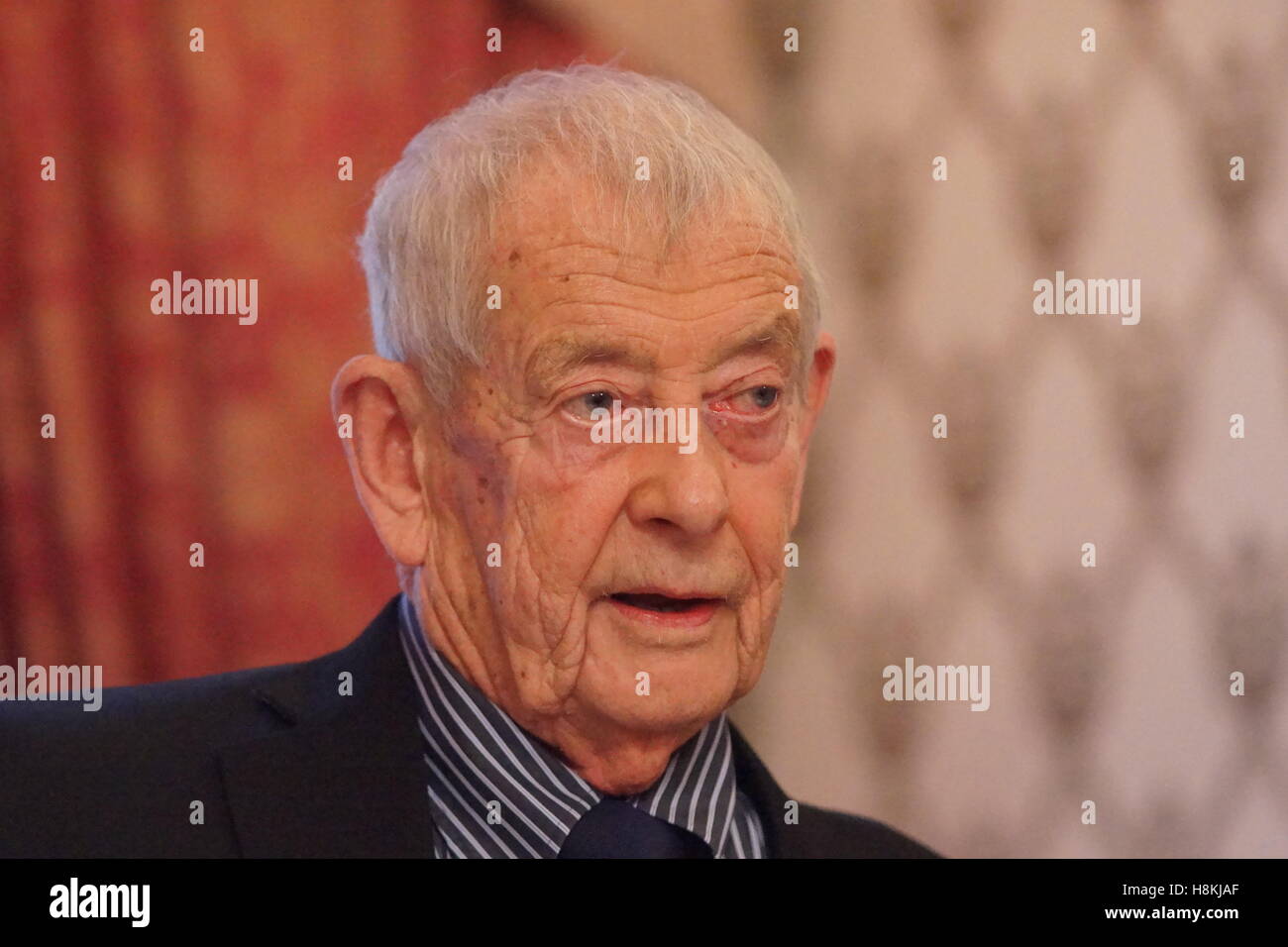Derek fowlds yes minister hires stock photography and images Alamy