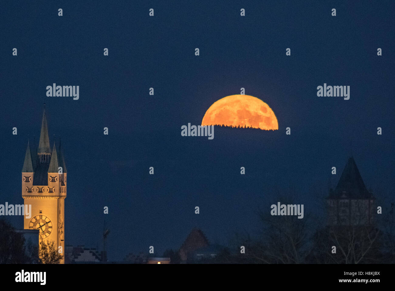 Straubing, Germany. 14th Nov, 2016. The full moon rising next to the city tower of Straubing, Germany, 14 November 2016. Tonight, the moon gets as close to the earth as he has not been since 1948. Therefore, he appears 14 percent bigger and 30 percent brighter, leading to his title as 'super moon'. PHOTO: ARMIN WEIGEL/dpa/Alamy Live News Stock Photo