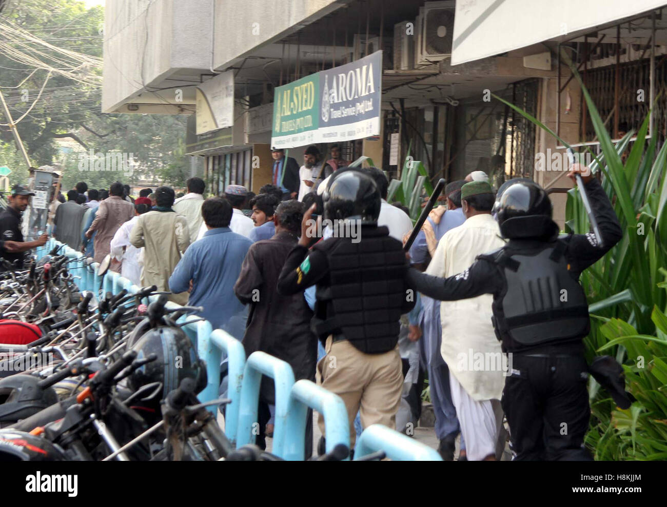 Police arresting protesters belonging to Irrigation Department of Sindh and were trying to get enter into Red Zone area, nearby Karachi press club on Monday, November 14, 2016. Credit:  Asianet-Pakistan/Alamy Live News Stock Photo
