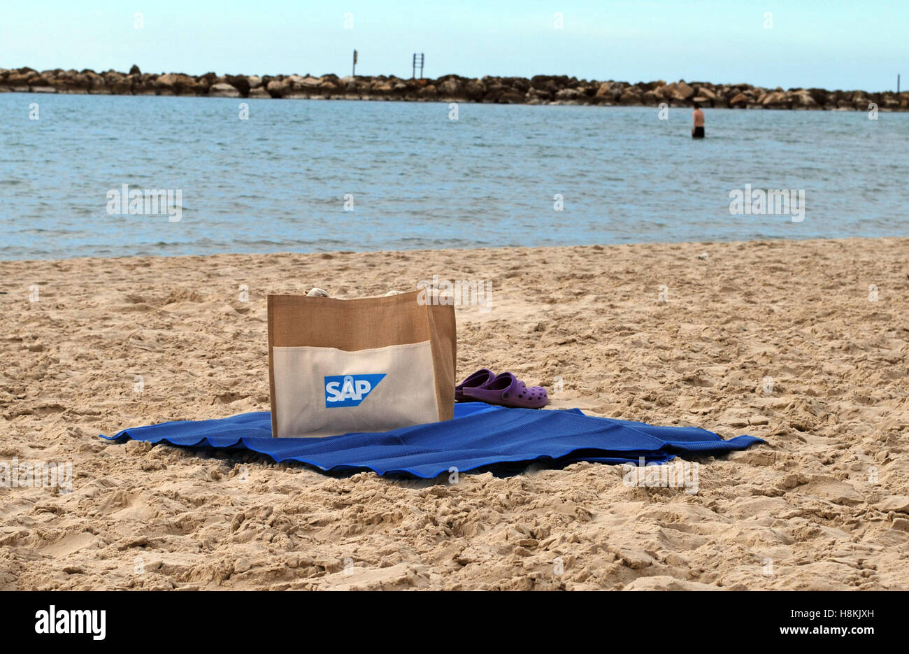 Tel Aviv, Israel. 7th Nov, 2016. A bag with the SAP logo, photographed on  the beach of Tel Aviv, Israel, 7 November 2016. The software specialist  from Baden-Wuerttemberg offers software for companies