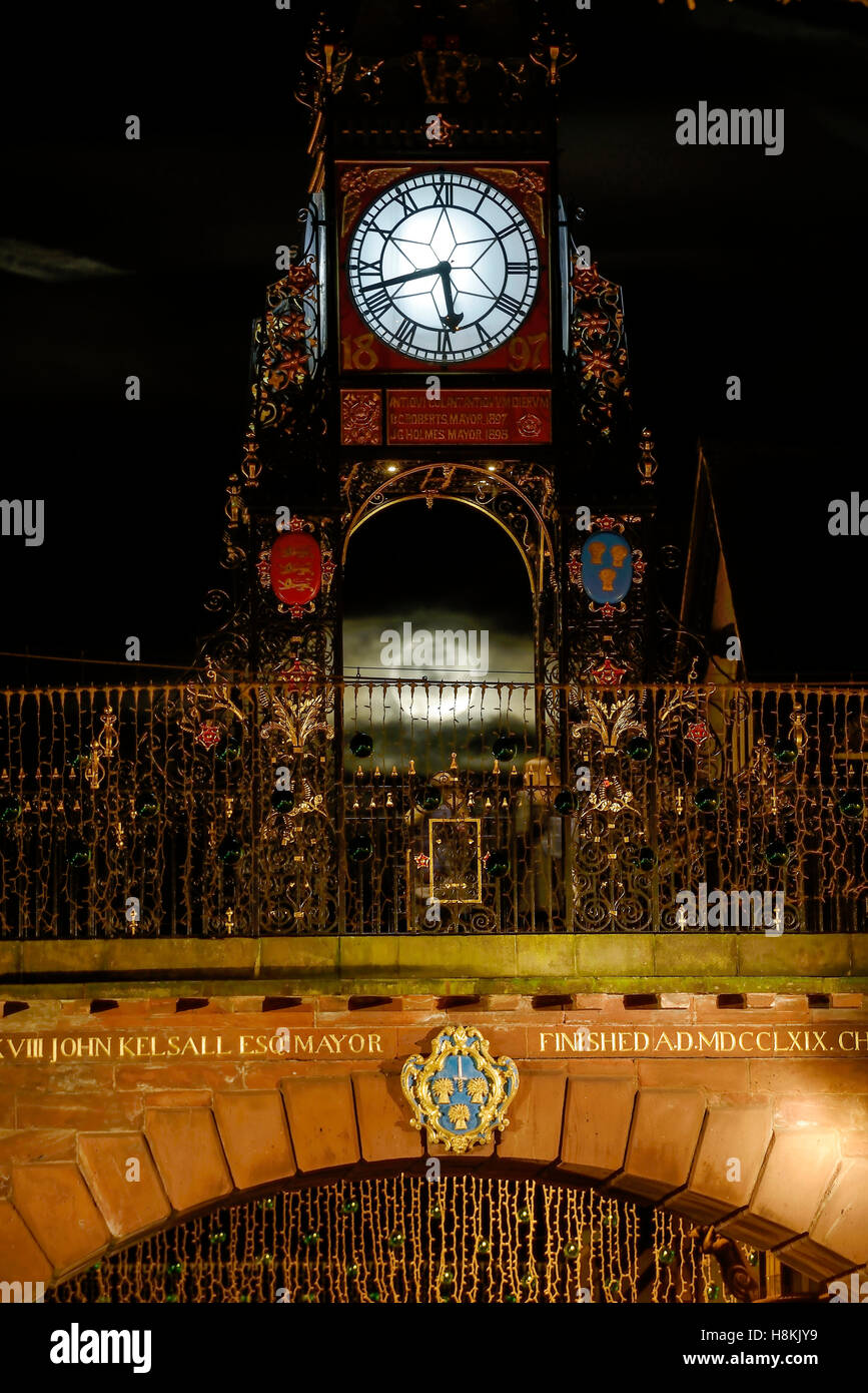 Chester, UK. 14th November 2016. The supermoon is visible behind the Eastgate Clock. Andrew Paterson/Alamy Live News Stock Photo
