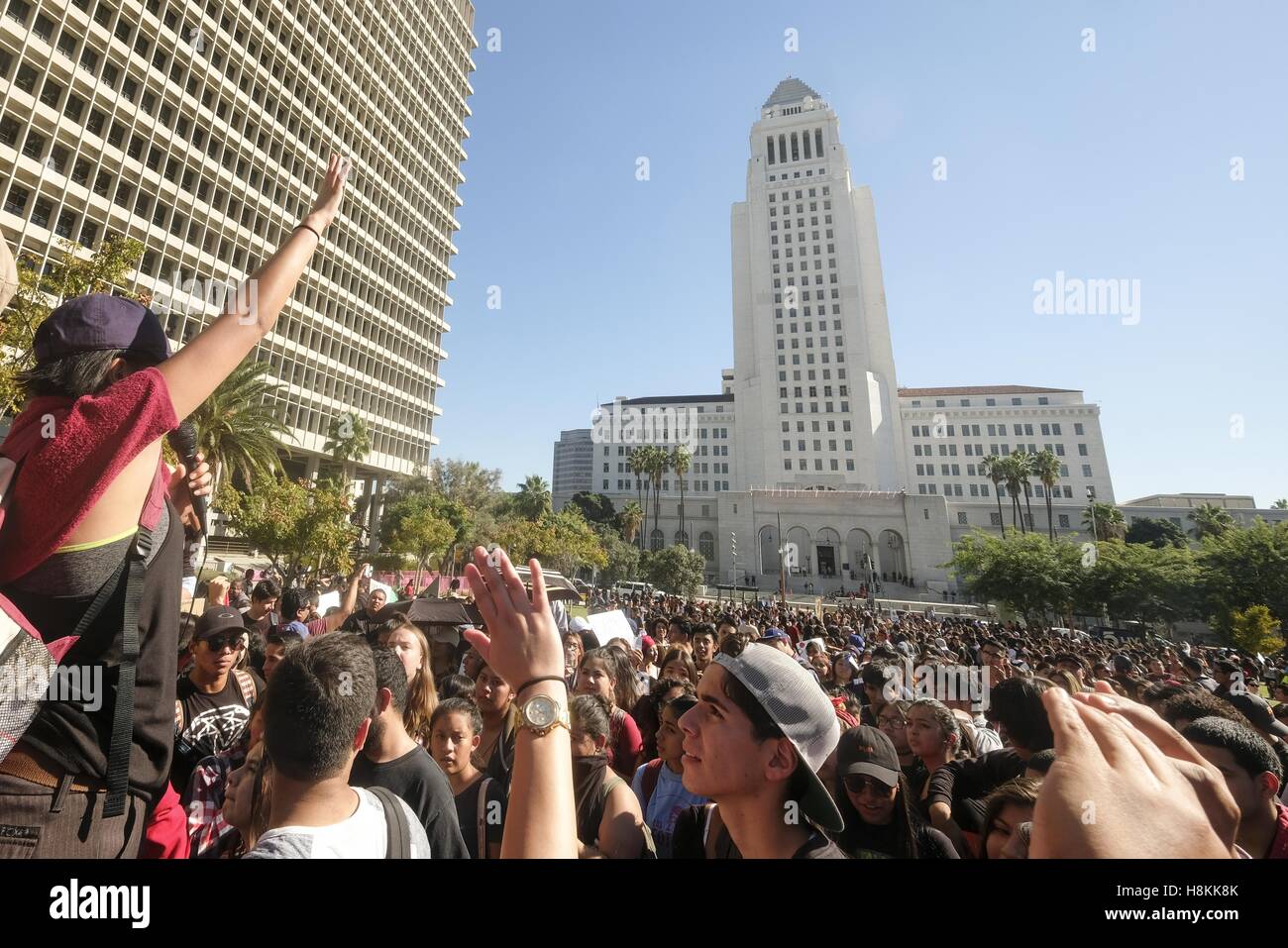Los Angeles, California, USA. 14th Nov, 2016. High school students ...