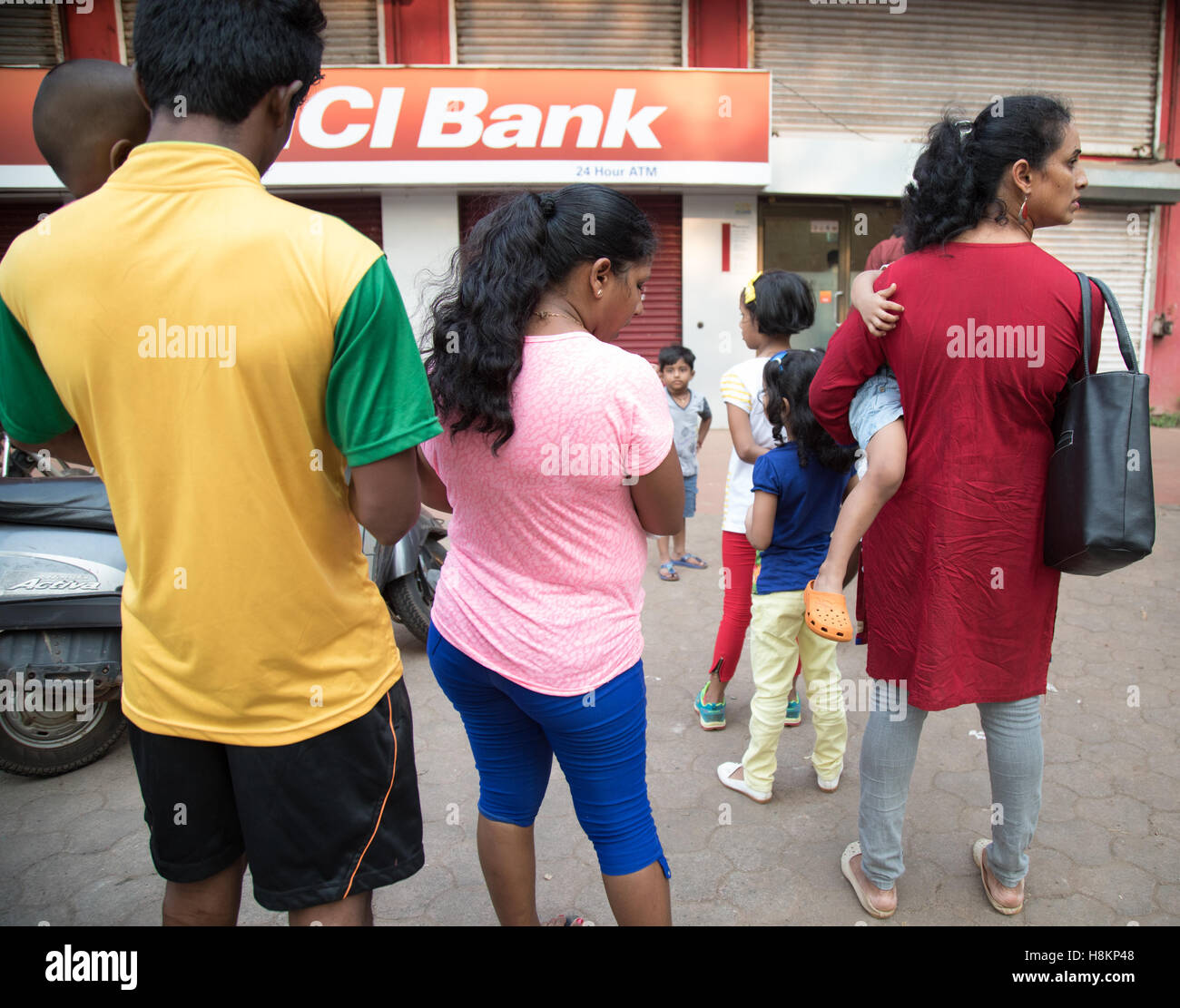 Goa, India. Monday 14th November 2016. Banking chaos continues with long queues at any ATMs which are still open. A strict withdrawal limit of 2500 rupees ( approx £30) per day has been set for ATMs but even then many run out of cash within a few hours each day. Credit:  WansfordPhoto/Alamy Live News Stock Photo
