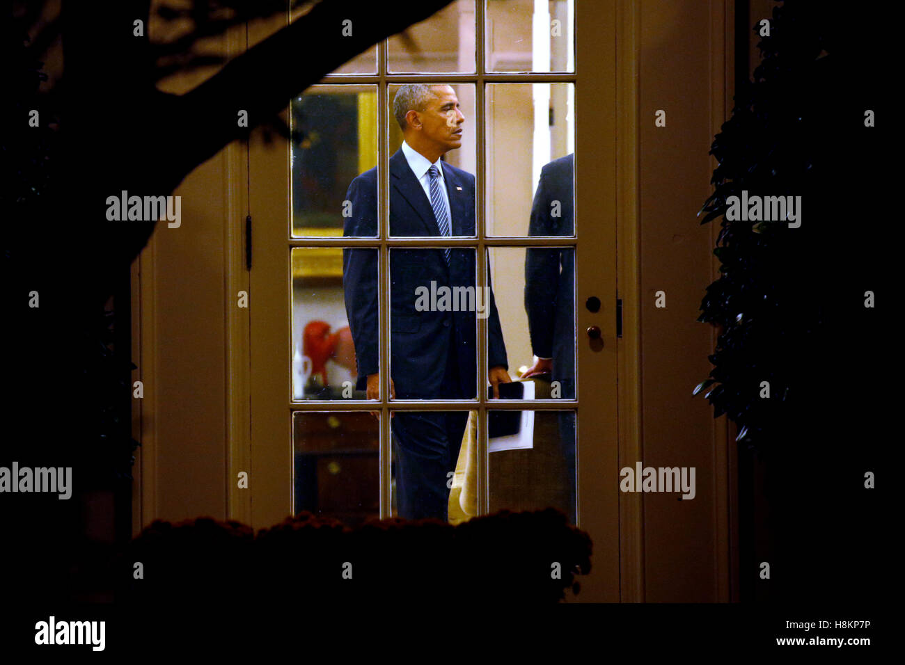 US President Barack Obama talks in the Oval Office prior to his departure aboard Marine One on the South Lawn of the White House in Washington, DC, USA, 14 November 2016. President Obama is traveling overseas to Greece, Germany and Peru. Credit: Shawn Thew / Pool via CNP    - NO WIRE SERVICE - Stock Photo