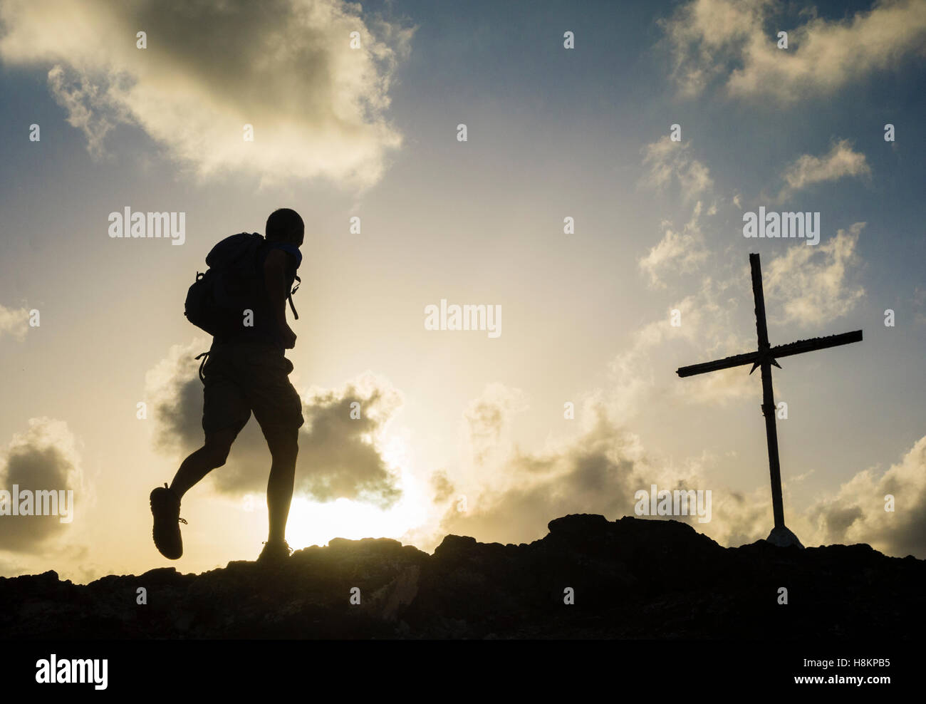 Las Palmas, Gran Canaria, Canary Islands, Spain. 15th November, 2016. Weather: A runner on mountain ridge at sunrise on a glorious Tuesday morning on Gran Canaria with early morning temperatures already around 20 degrees Celcius. Credit:  Alan Dawson News/Alamy Live News Stock Photo