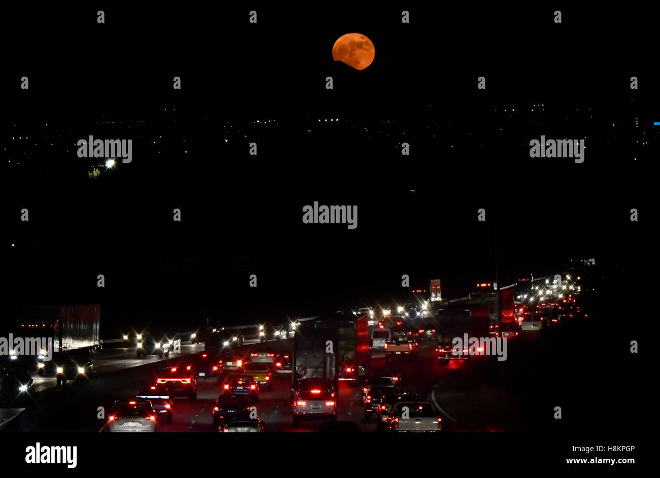 Los Angeles, California, USA. 14th November, 2016. The super moon in