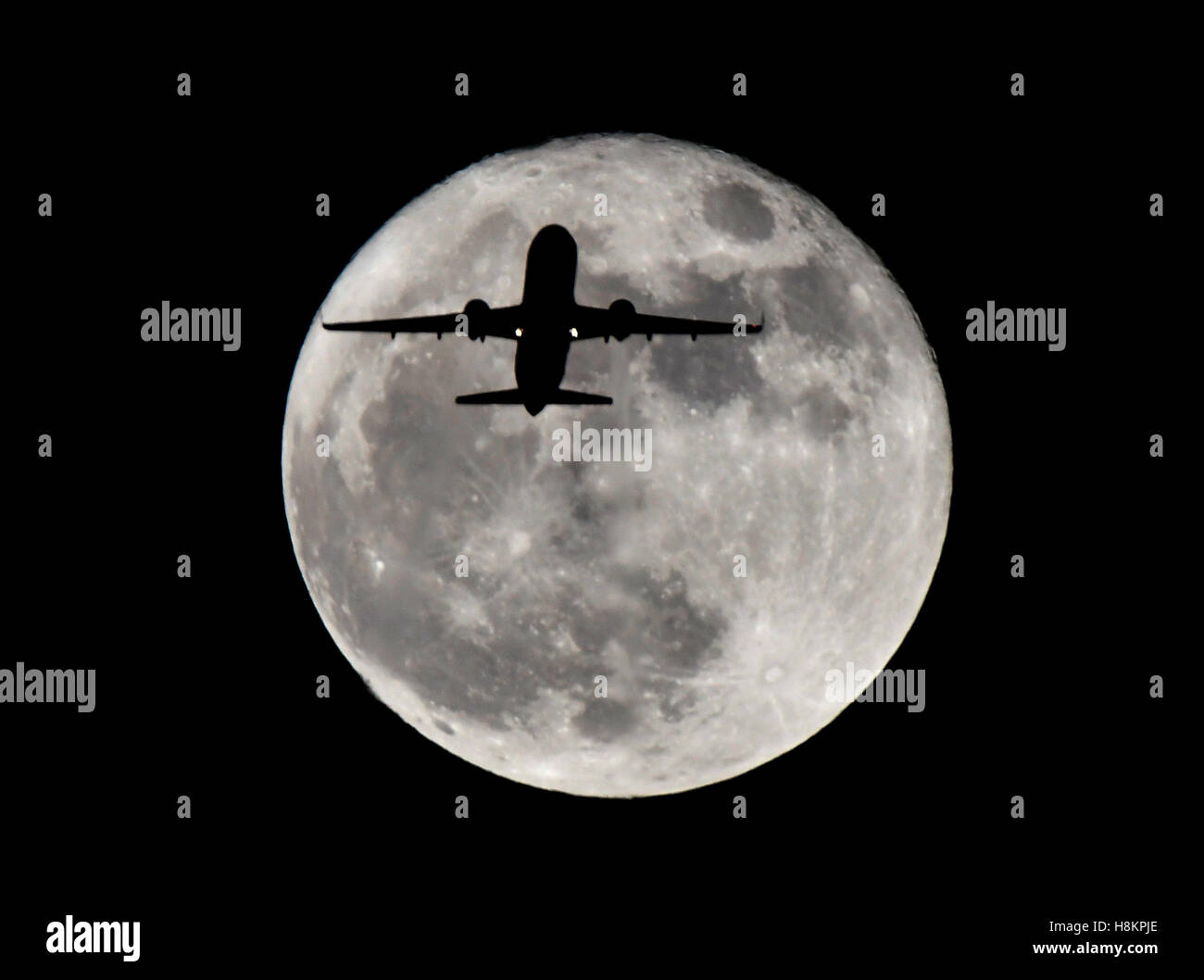 Los Angeles, California, USA. 14th November, 2016. The super moon in