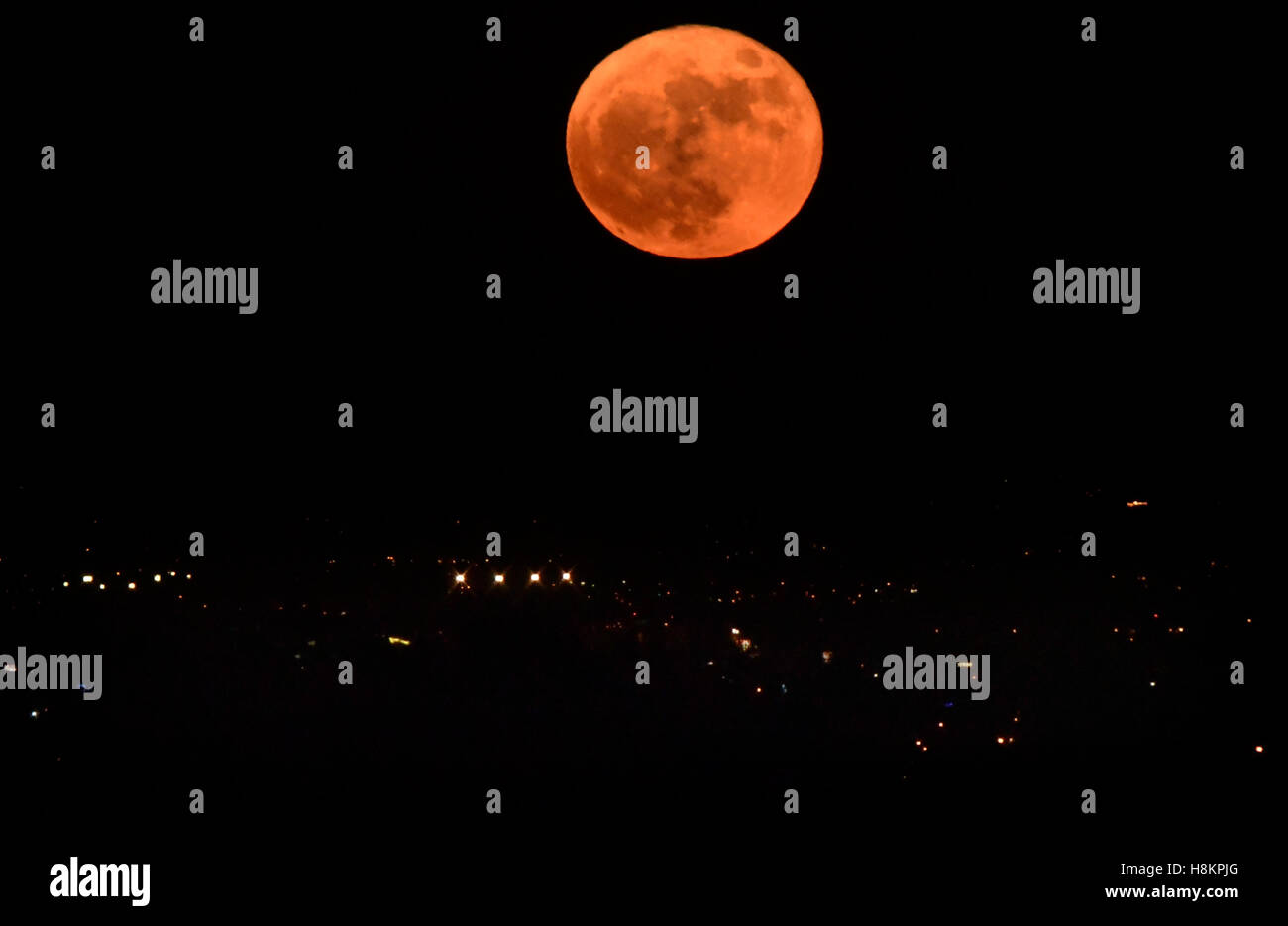 Los Angeles, California, USA. 14th November, 2016. The super moon in