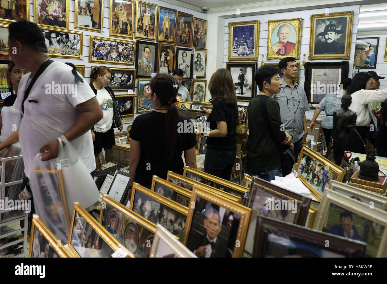 Bangkok, Thailand. 5th. Oct. 2016. The nation of Thailand mourns King Bhumibol Adulyadej of Thailand who died on 13 October 2016 after a long illness. A year-long period of mourning was subsequently announced. In this photograph; mourners buy images of the King at Maha Rat, Bangkok. Stock Photo