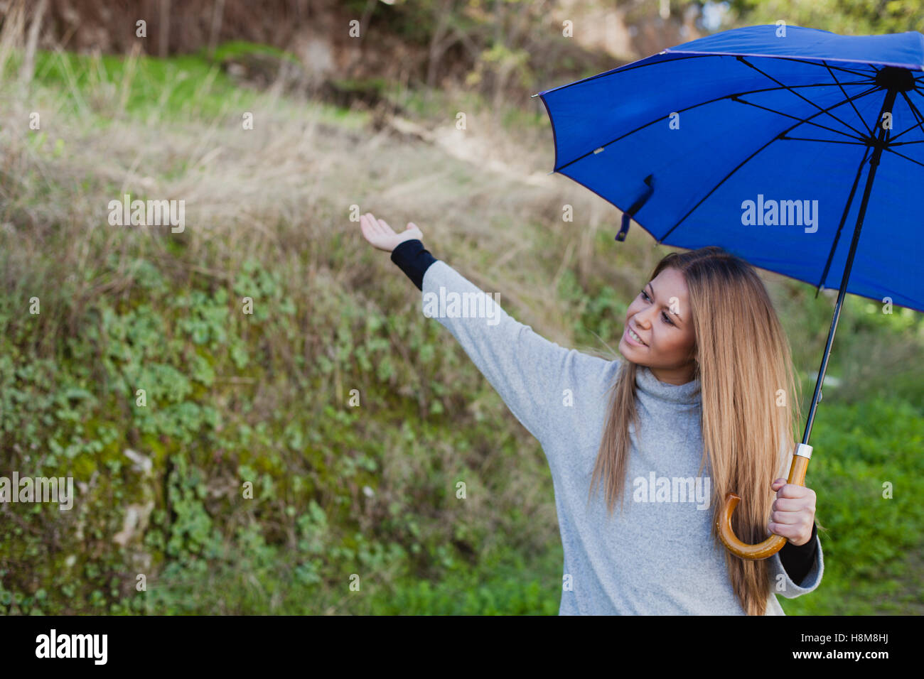 Зонтик бандита. Девушка с зонтиком. Девушка с зонтиком синим. Девушка с синим зонтом. Фотосессия с синим зонтом.