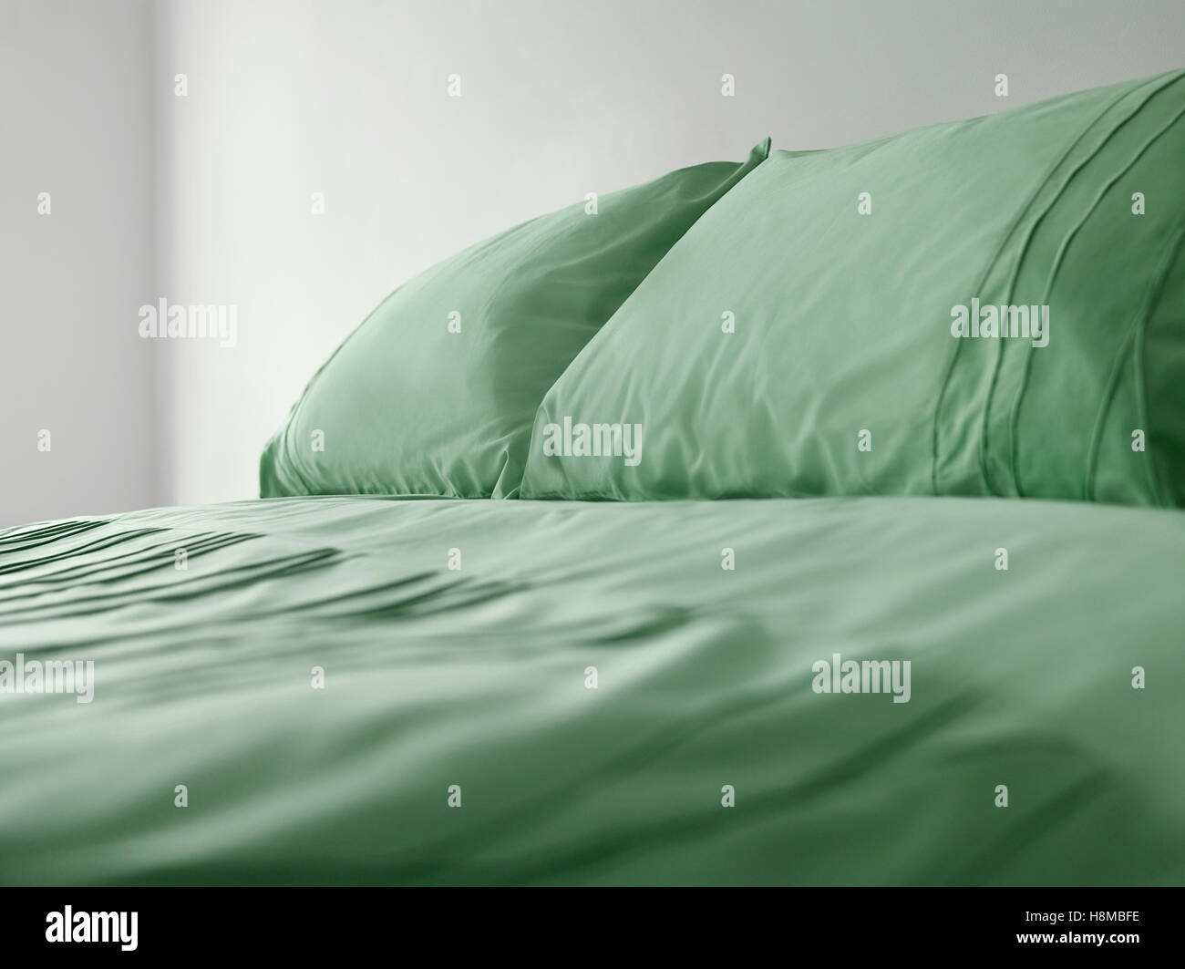 Black Bed Green Bedding
