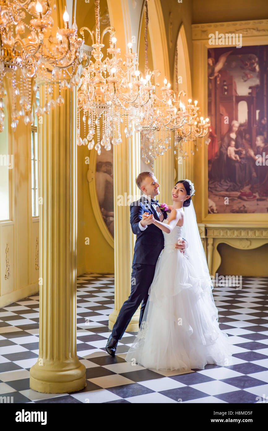 Happy wedding hi-res stock photography and images - Alamy